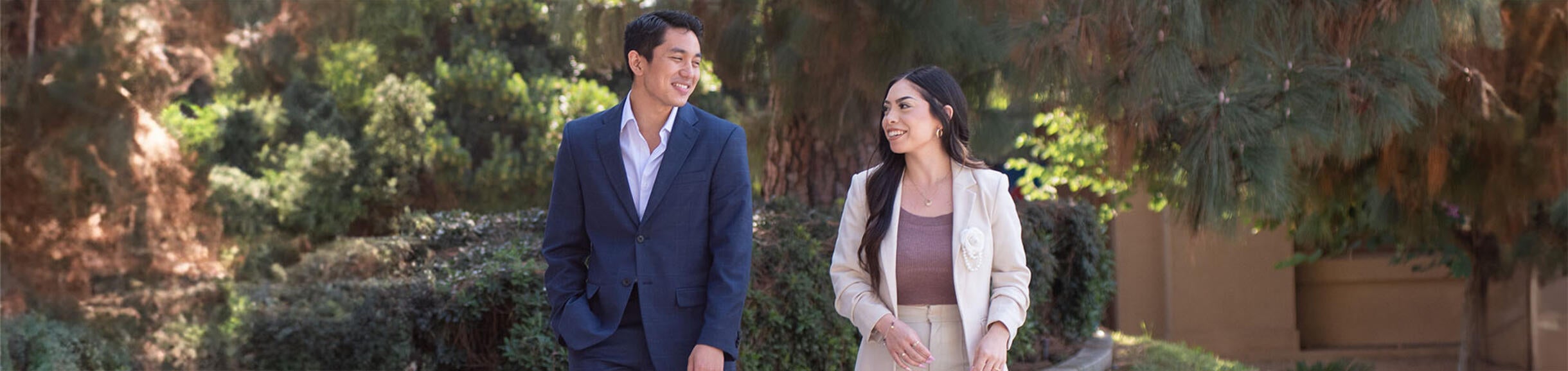 2 graduate students at Anderson Hall, UCR School of Business